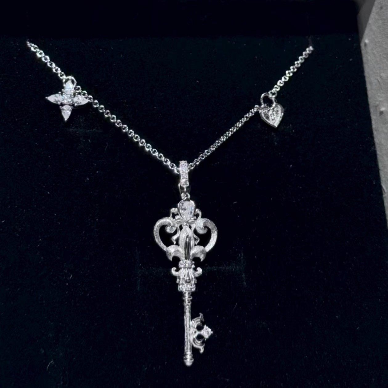 Collana Minimalista a Forma di Chiave in Acciaio Inossidabile con Strass Intarsiati per Donne