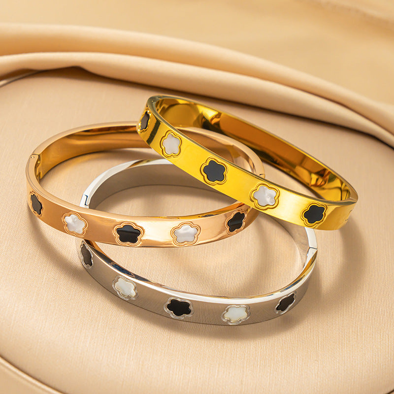 Bracciale da donna minimalista con quadrifoglio 3D in madreperla e acciaio inossidabile