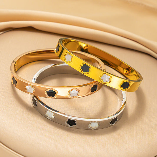 Bracciale da donna minimalista con quadrifoglio 3D in madreperla e acciaio inossidabile