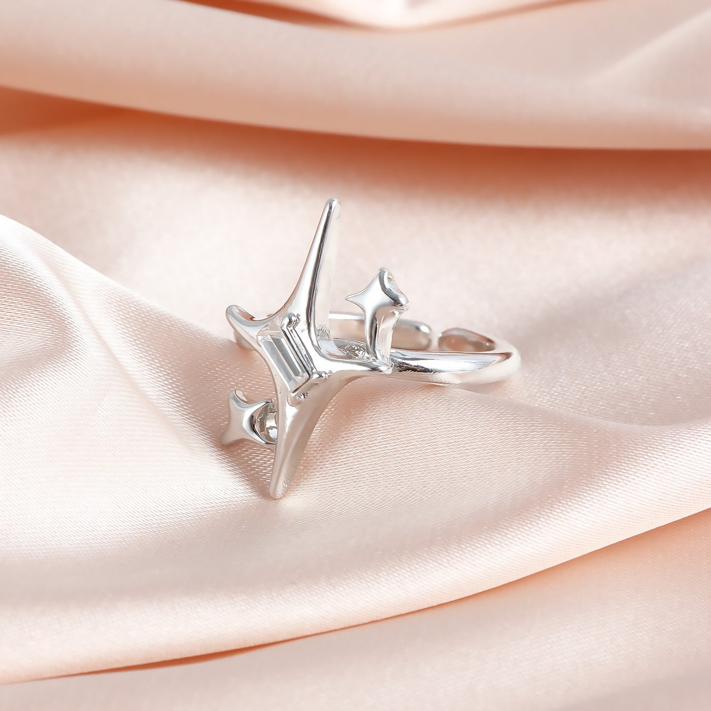 Anillo Dulce Geométrico Cruzado con Estrella para Mujer con Acabado de Metal Plateado