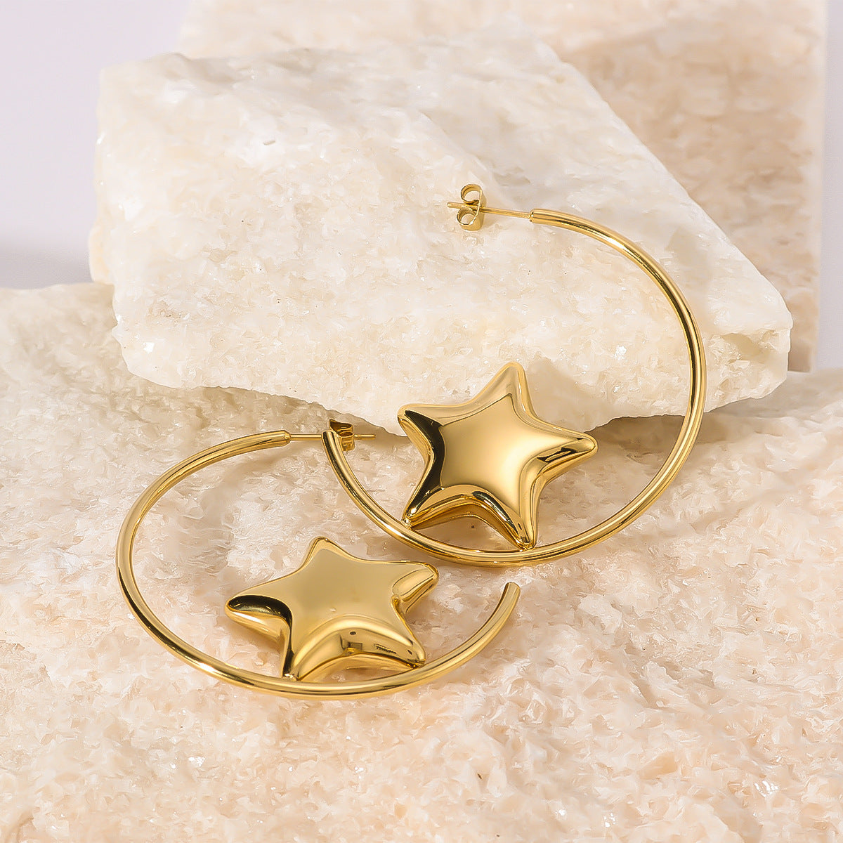 Orecchini minimalistici a C in acciaio inossidabile con stella cava placcati in oro 18K da donna