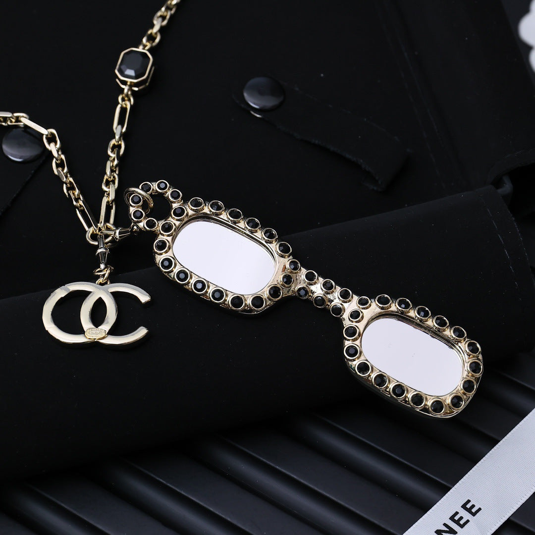 Collana con ciondolo a forma di lettera in ottone placcato oro di lusso con cristalli per donna