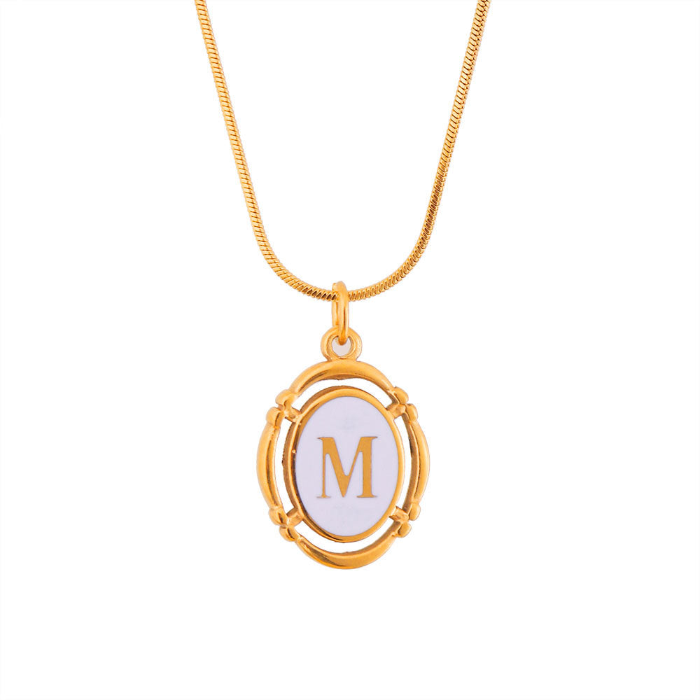 Collana con Pendente Ovale Minimalista a Forma di Lettera in Acciaio al Titanio Placcato Oro con Finitura Smaltata Unisex