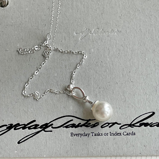 Collar Minimalista de Perlas Geométricas en Plata de Ley 925 con Detalles de Diamantes de Imitación y Acabado Galvanizado