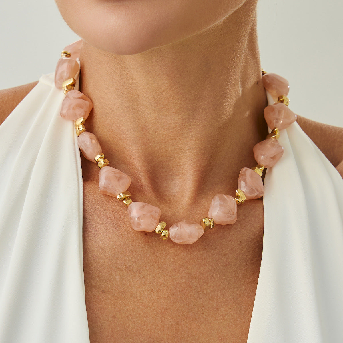 Collana girocollo da donna in resina, geometrica minimalista irregolare, con finitura placcata