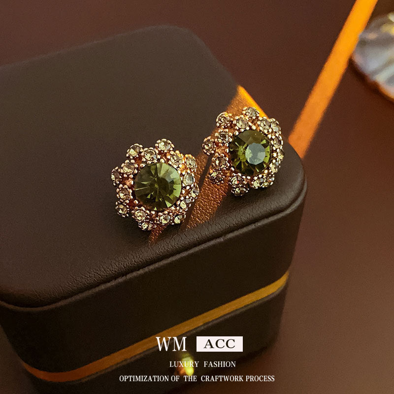 Orecchini a perno da donna vintage in metallo geometrico con perla, dettagli incisi e perni in acciaio inossidabile placcato argento