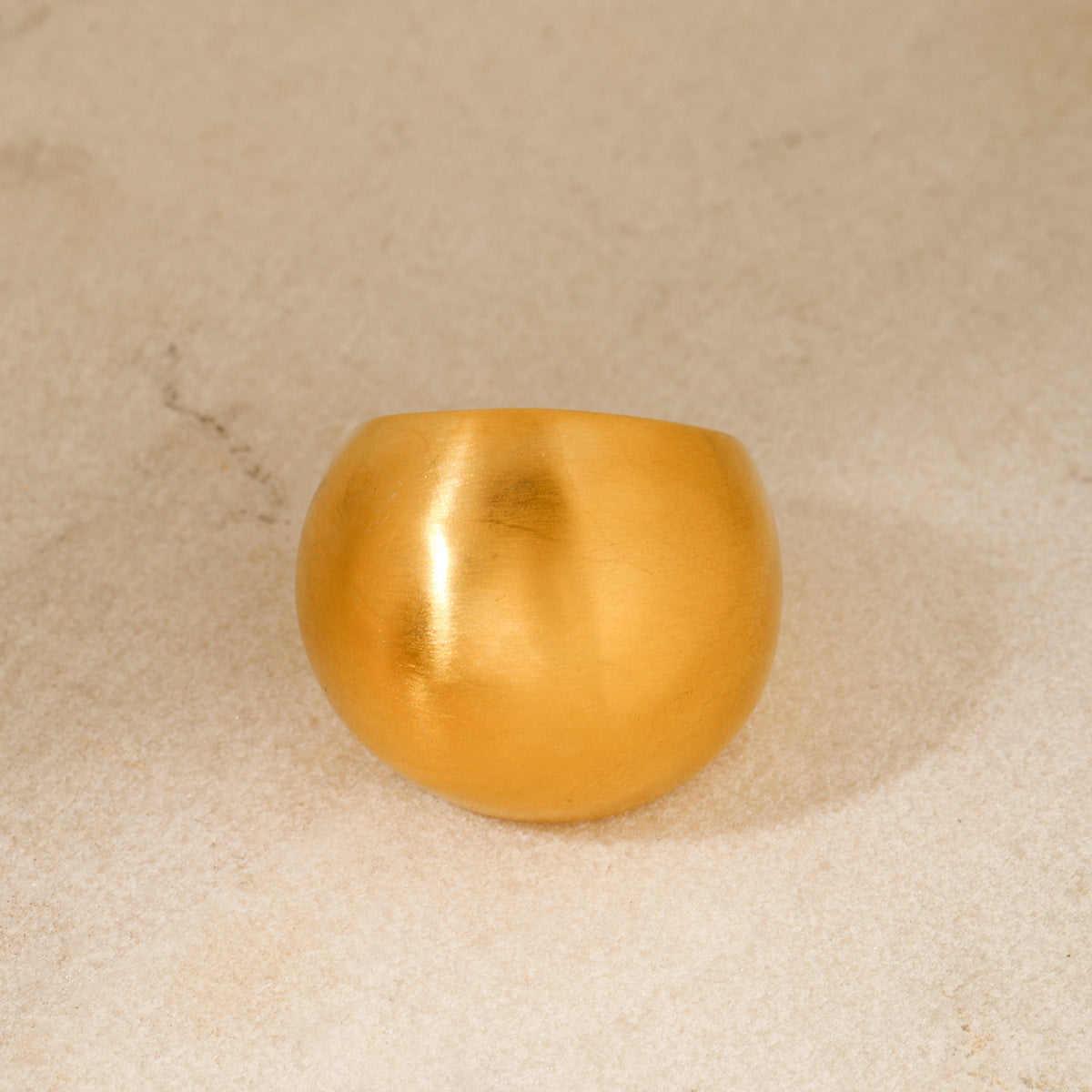 Anello da donna minimalista geometrico in acciaio inossidabile opaco spazzolato con placcatura in oro 18 carati