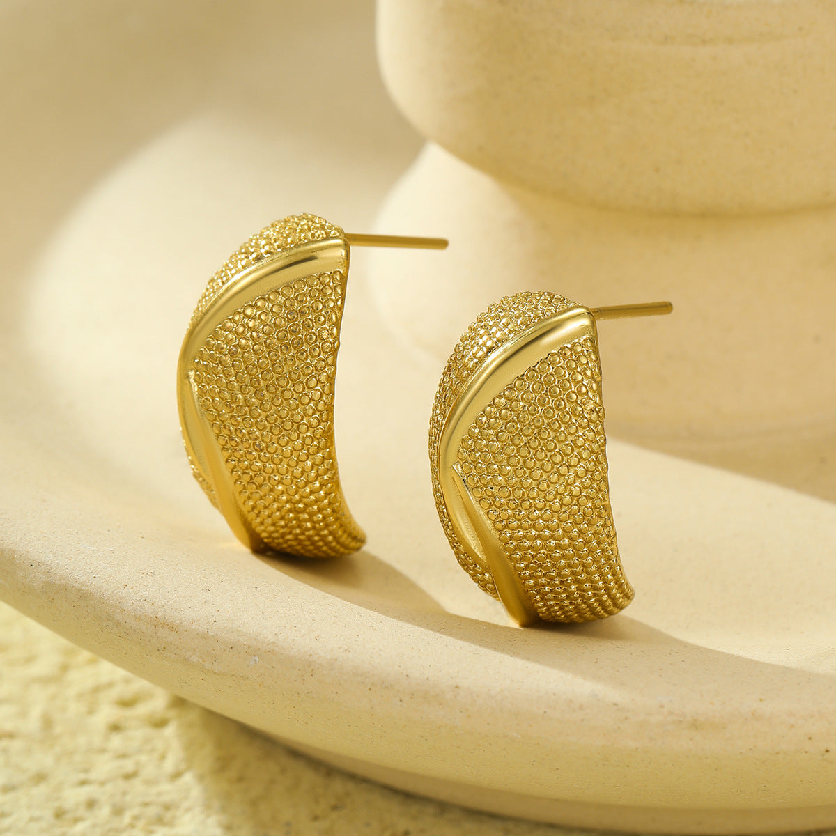 Pendientes geométricos minimalistas de acero inoxidable chapados en forma de arco y líneas texturizadas para mujer