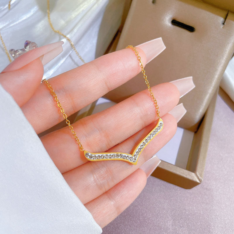 Collana girocollo a catena con strass a forma di V in acciaio al titanio minimalista con ciondolo floreale fresco e dolce