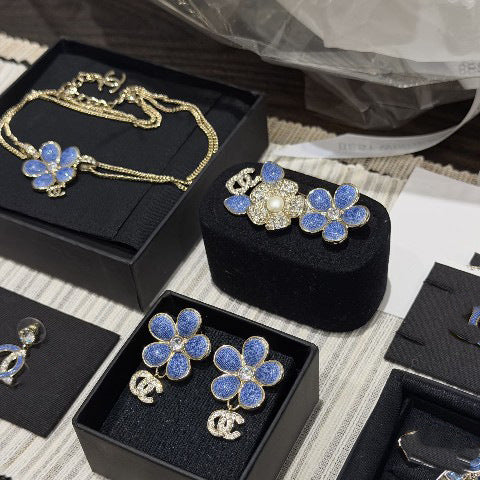 Elegante spilla da donna in ottone placcato con strass floreali