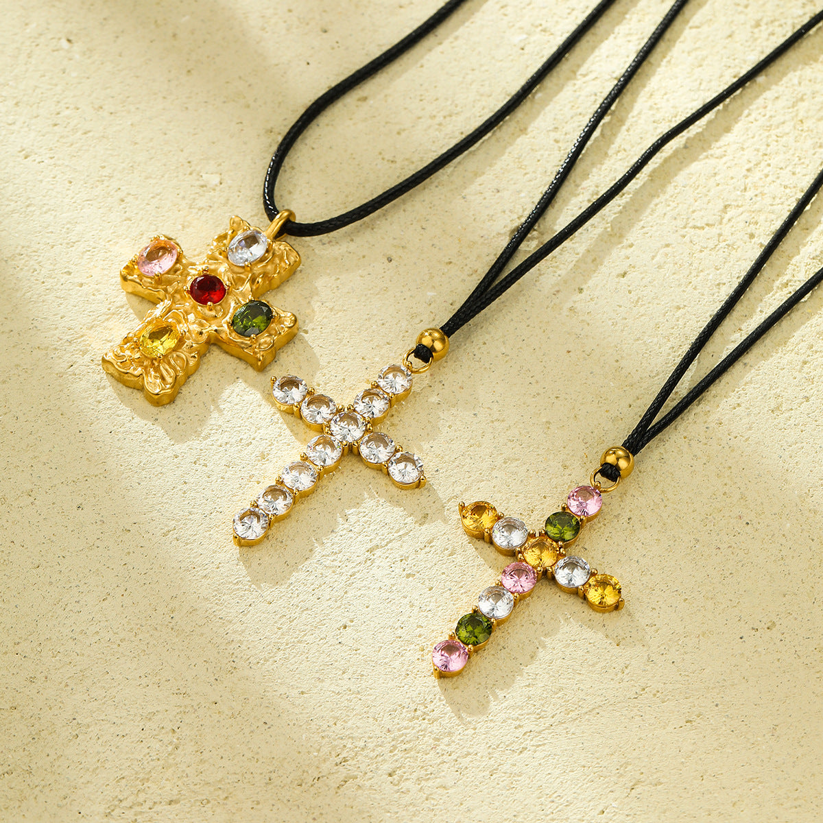Collana con Pendente a Croce alla Moda in Acciaio al Titanio con Intarsio di Zirconi per Donna
