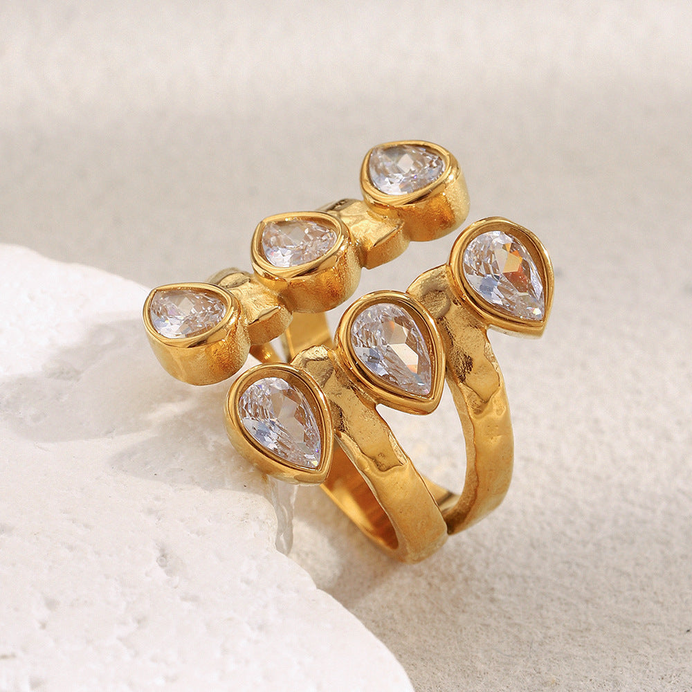 Anello di lusso in acciaio inossidabile geometrico stile francese con placcatura in oro 18 carati e zirconi a goccia asimmetrici a doppio strato