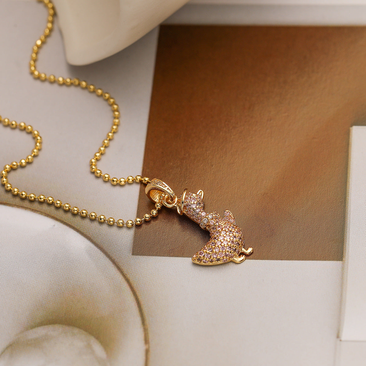 Collana con pendente geometrico irregolare minimalista da donna con placcatura in oro e zirconi