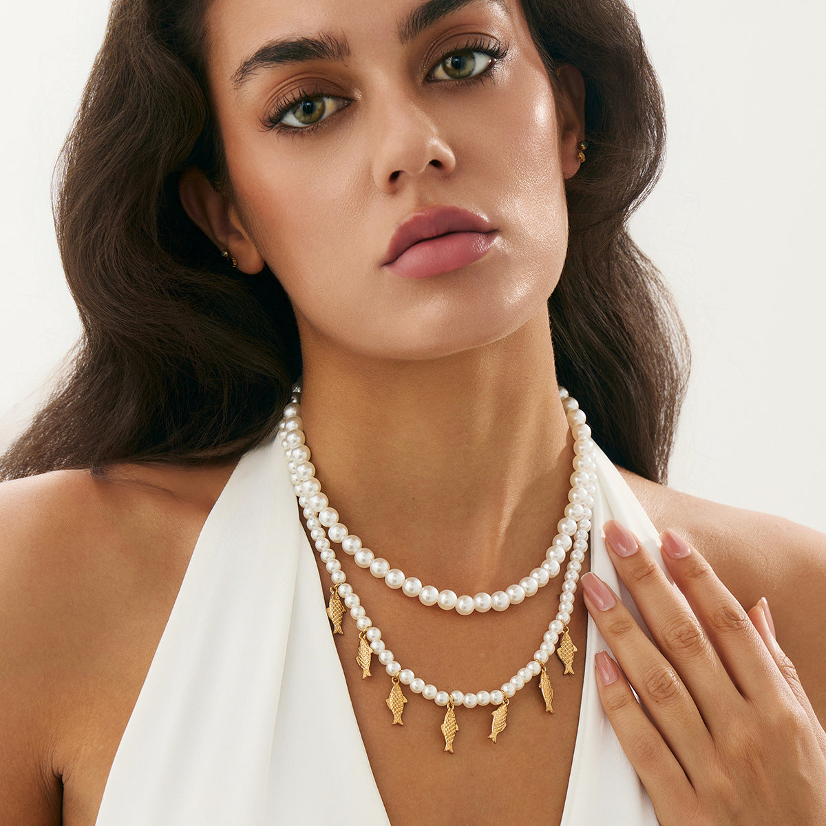Collar colgante de pez minimalista para mujer con detalles de perlas de imitación y dije de aleación chapada en cadena de cuentas