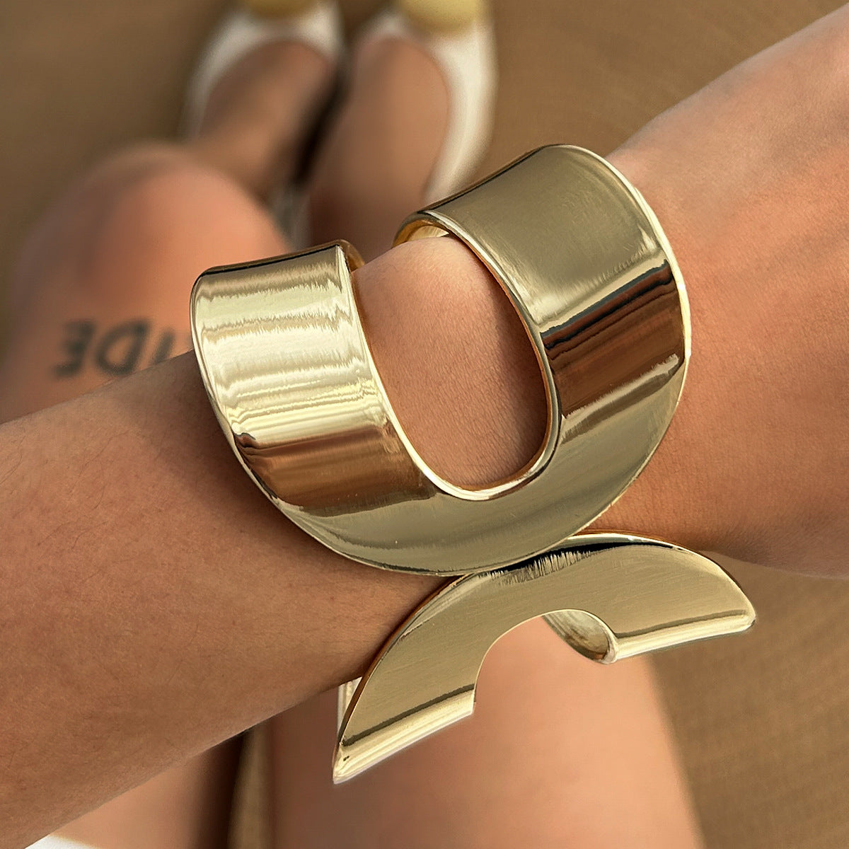 Bracciale rigido aperto geometrico a doppio anello cavo da donna in lega con finitura galvanica