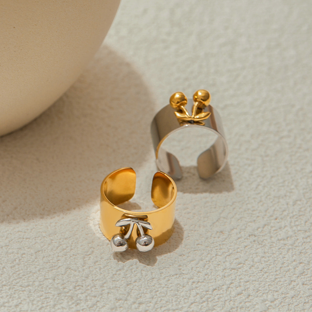 Anello in acciaio al titanio a forma di cuore all'avanguardia con finitura galvanica da donna