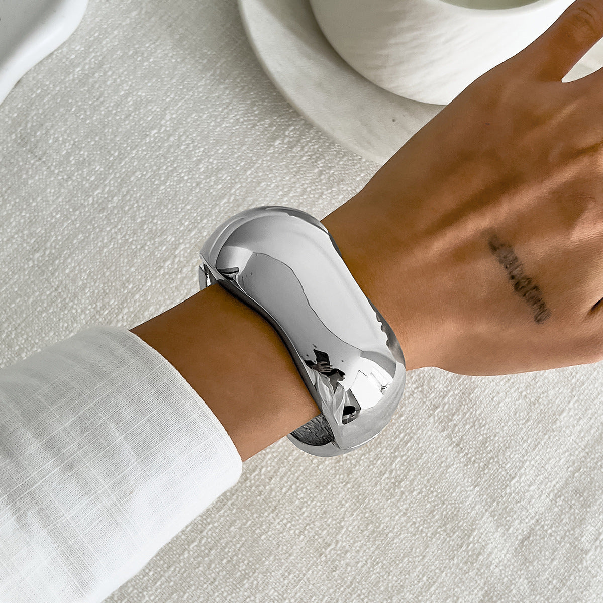 Bracciale da donna in lega in stile geometrico con finitura placcata, gioiello rigido a fascia larga
