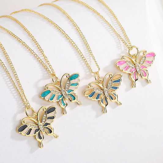 Collana Pendente Farfalla Minimalista da Donna con Base in Rame Placcata Oro 18K e Finitura Smaltata con Accenti in Zirconia Cubica