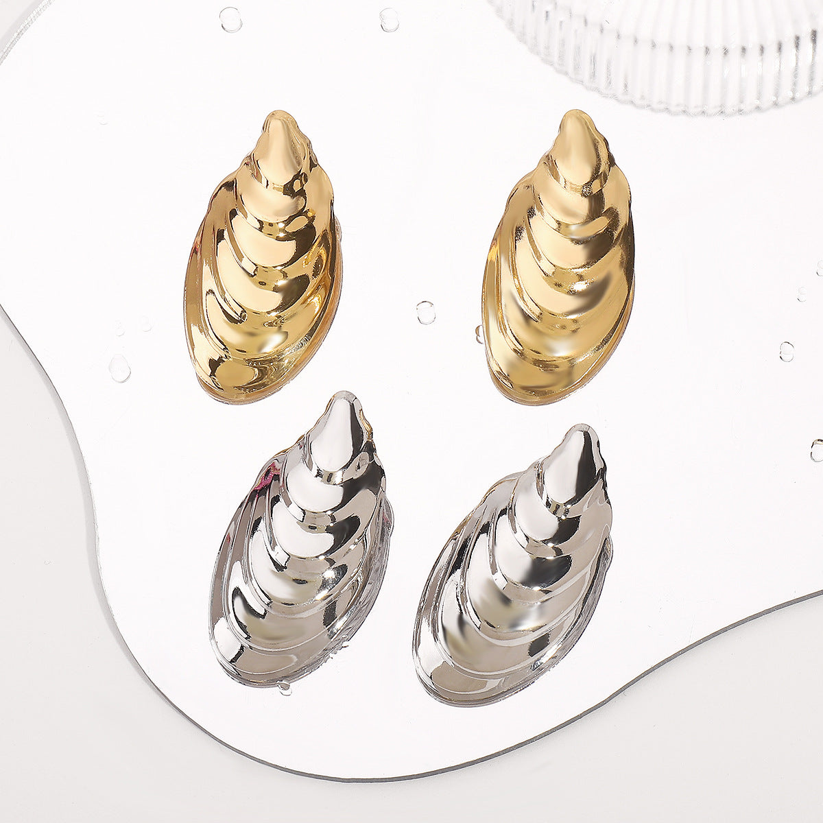 Pendientes geométricos de concha de inspiración vintage para mujer con acabado de hierro galvanizado