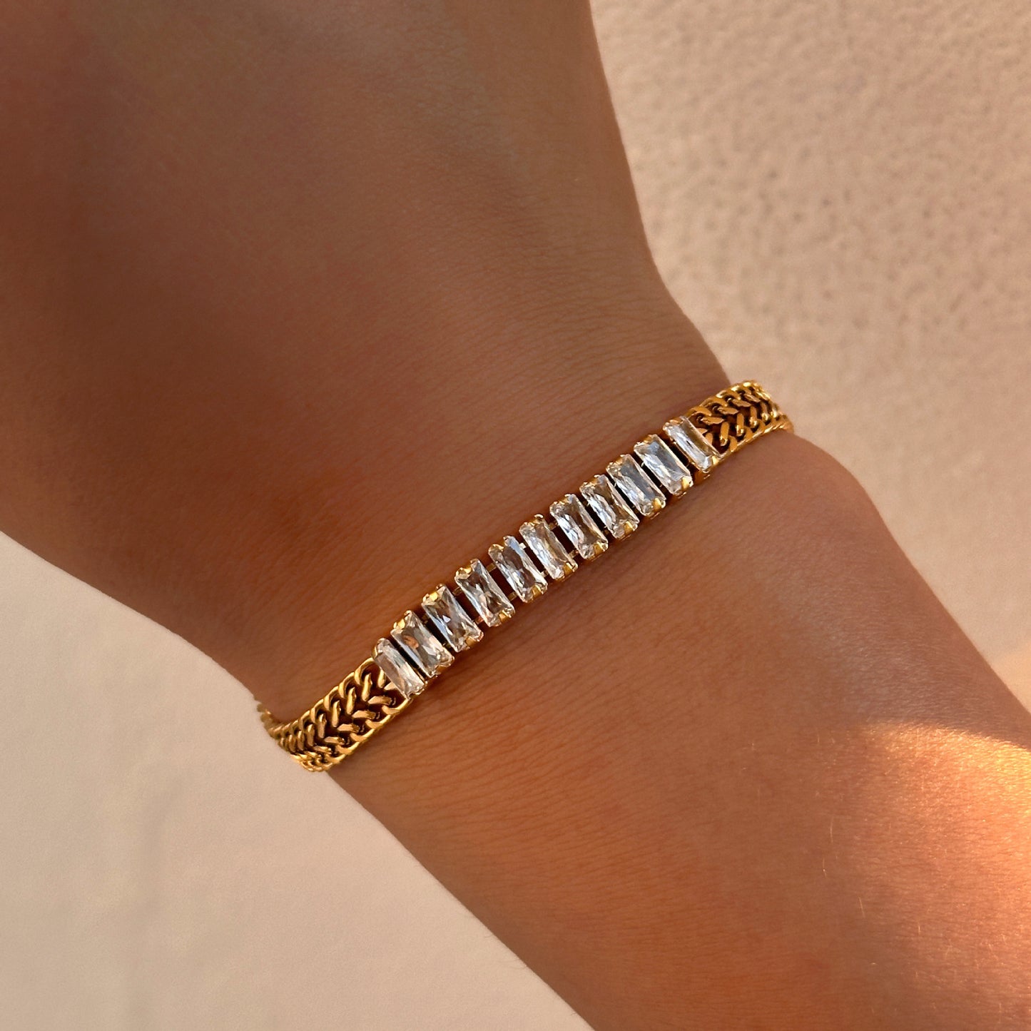 Pulsera Minimalista Retro Francesa de Acero Inoxidable para Mujer con Baño de Oro de 18K, Incrustaciones de Circonita y Diseño de Cadena de Malla