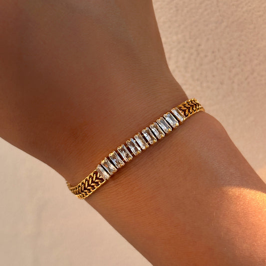Pulsera Minimalista Retro Francesa de Acero Inoxidable para Mujer con Baño de Oro de 18K, Incrustaciones de Circonita y Diseño de Cadena de Malla