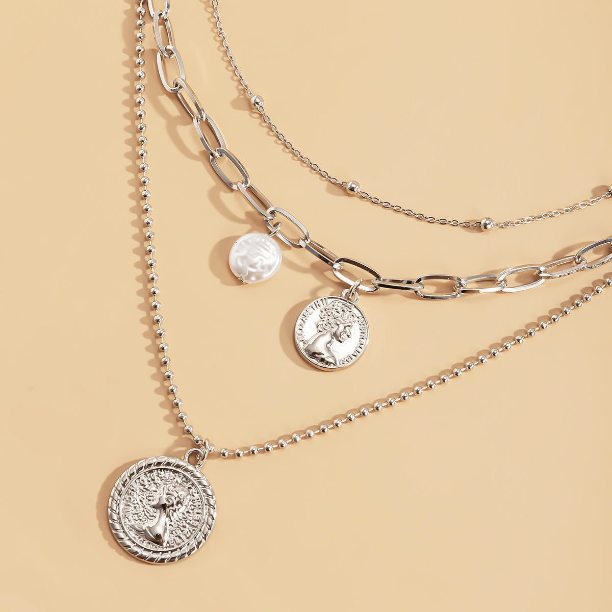 Collar Pendiente Vintage de Aleación Creativa para Mujer con Forma Geométrica, Acabado Galvanizado, Cadena de Cuentas Multicapa y Acento de Borla