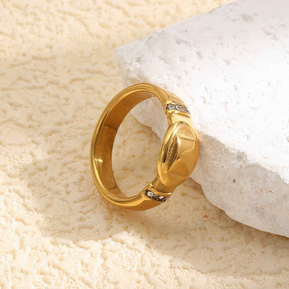 Elegante anillo ovalado de acero inoxidable con baño de oro de 18 quilates y diamantes de imitación para mujer