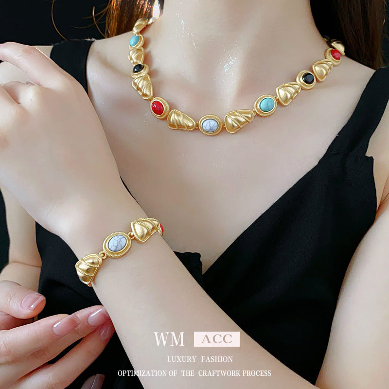 Set di bracciale con perline triangolari e collana a clavicola da donna in stile vintage, gioielli placcati in lega con design geometrico