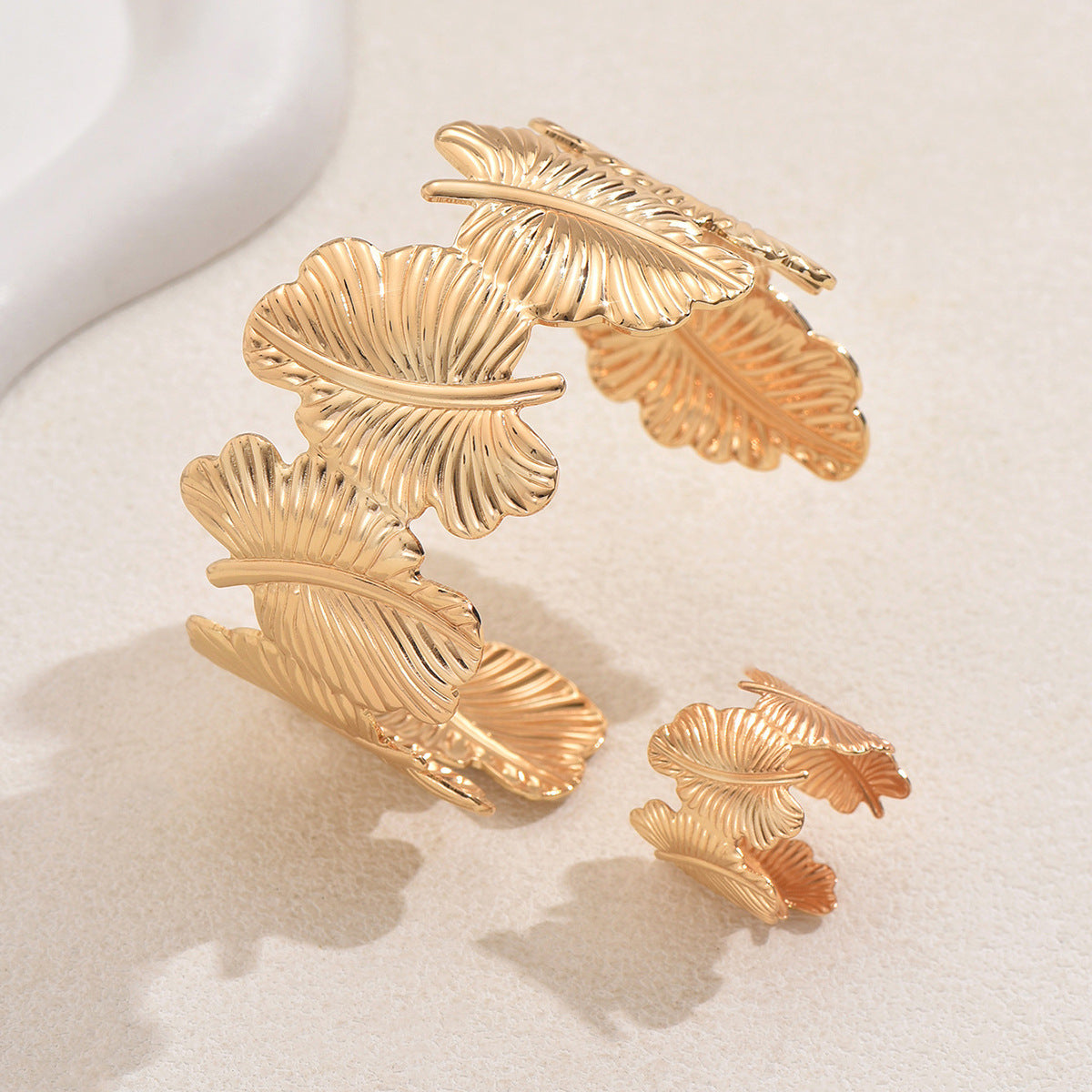 Set bracciale e anello da donna in lega a foglia stile OL alla moda con finitura placcata
