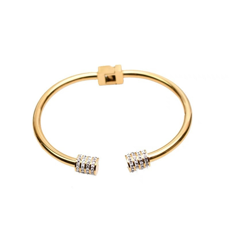 Bracciale rigido cilindrico aperto minimalista in acciaio al titanio con intarsio di strass, placcato oro, alla moda per donna