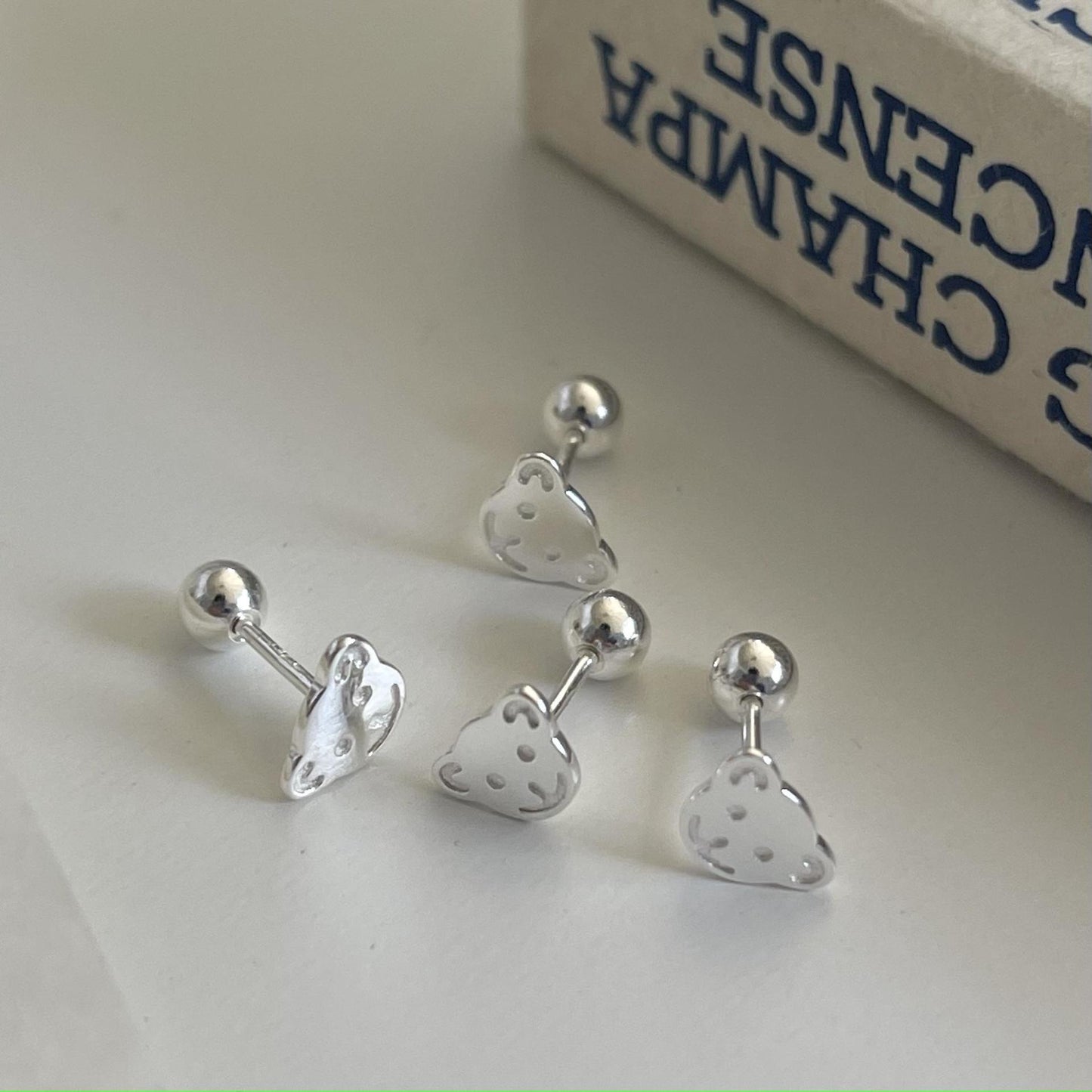 Pendientes de rosca minimalistas con forma de oso de plata de ley 925 para mujer con detalle geométrico