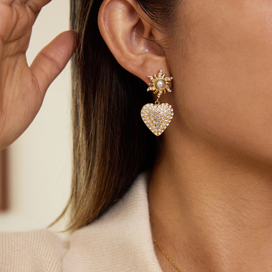 Orecchini a perno minimalisti da donna in acciaio al titanio a forma di cuore con intarsio in strass e finitura placcata