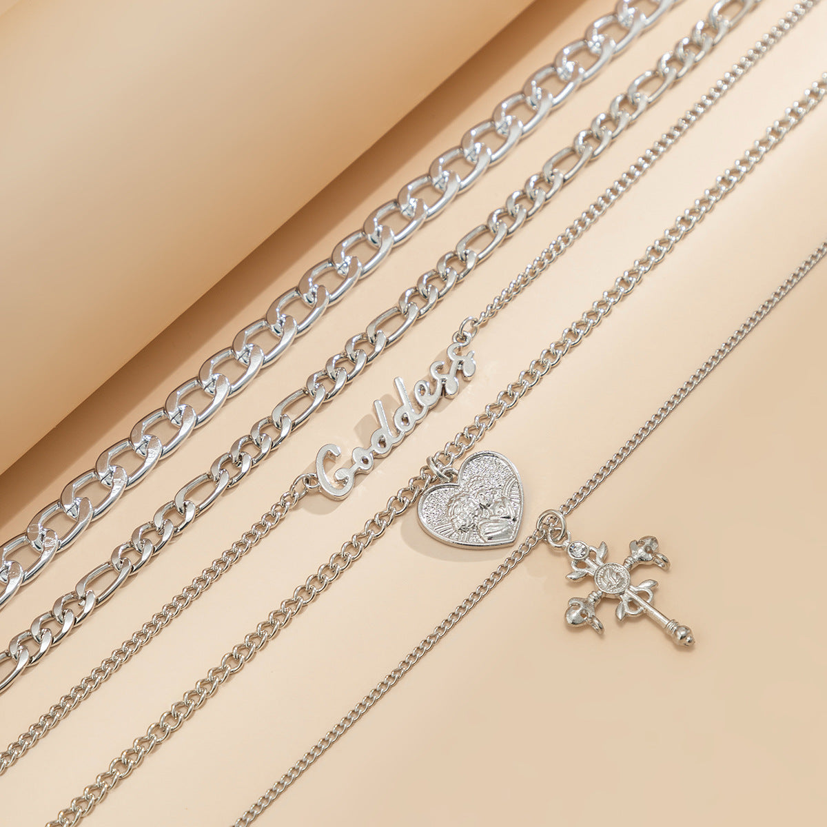 Collana a Pendente con Lettera in Stile Retrò Chic, con Motivi a Croce e Cuore, in Lega con Finitura Galvanizzata, da Donna