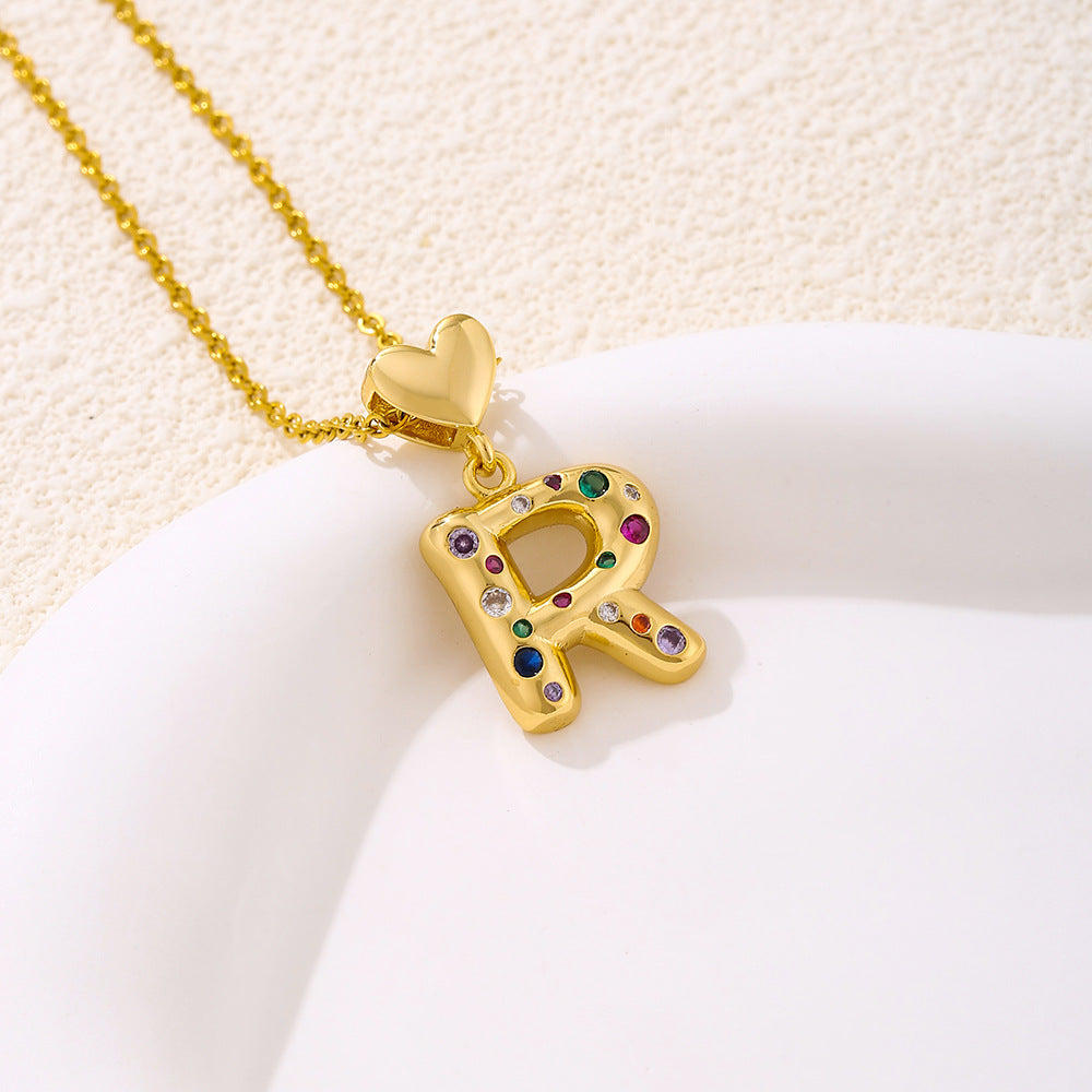 Elegante collana con ciondolo a lettera e cuore da donna in acciaio inossidabile con catena a maglie e dettagli a micro-pavé