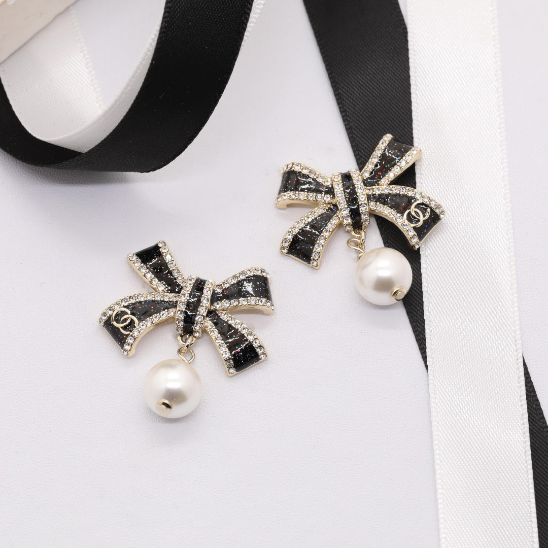 Elegante set di collana e orecchini in ottone placcato oro con fiocco smaltato da donna