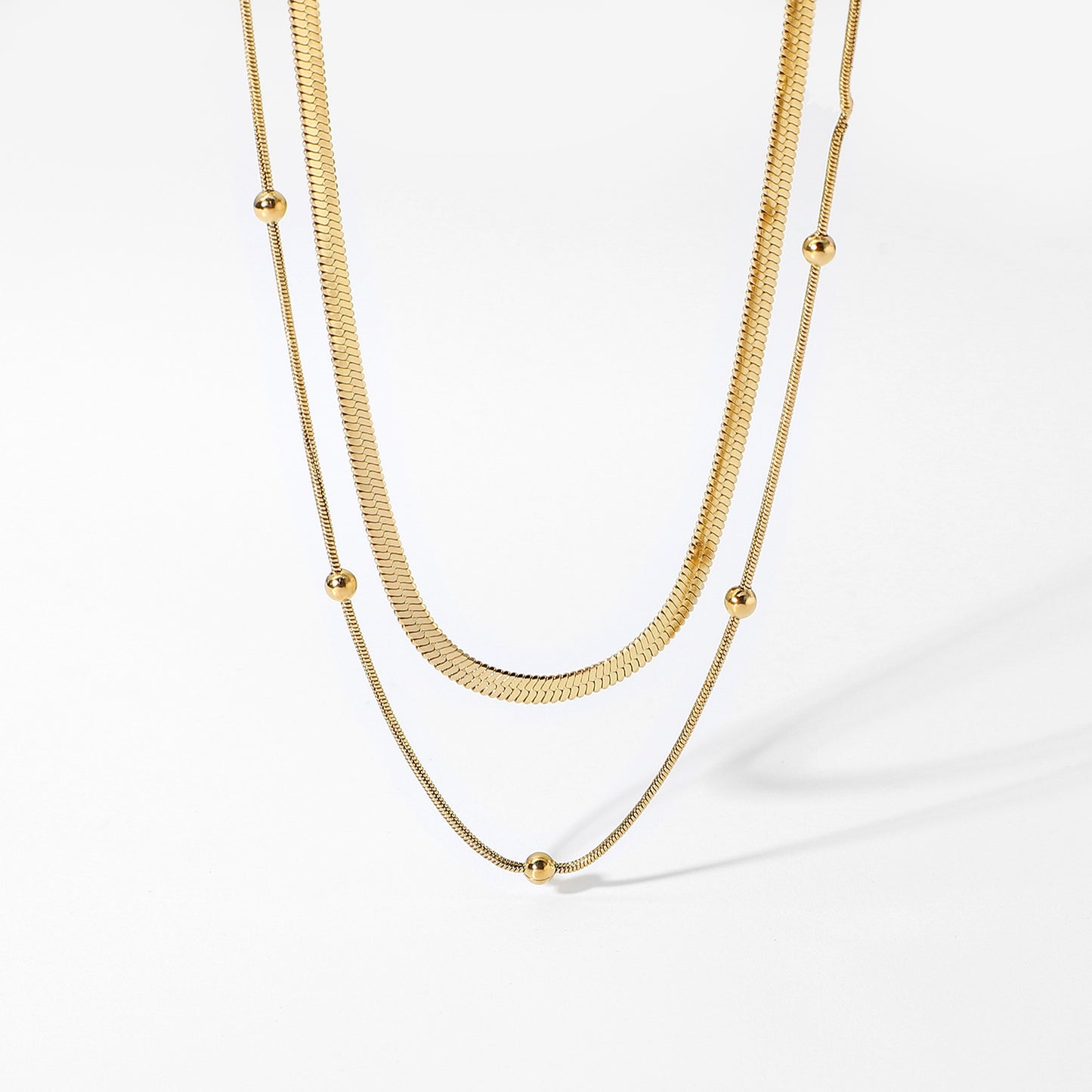 Juego de collar minimalista de doble capa con cadena de serpiente plana en acero de titanio con chapado en oro para mujer