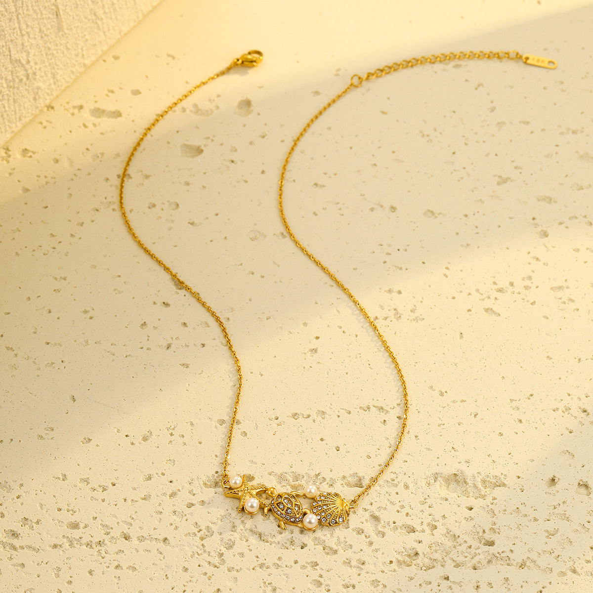 Collana con pendente a tema oceano a forma di stella marina e tartaruga da donna in acciaio inossidabile con intarsi in strass e conchiglia, finitura placcata, catena a clavicola delicata