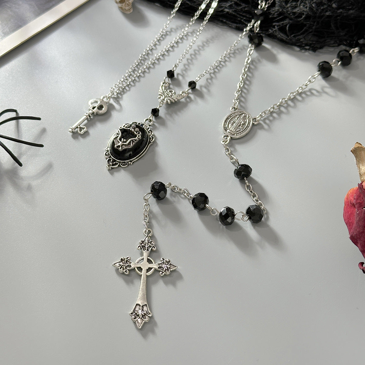 Collana Pendente a Croce Gotica Dark Dolce-e-Cool con Gocce di Strass e Ciondolo in Lega Placcata per Donna