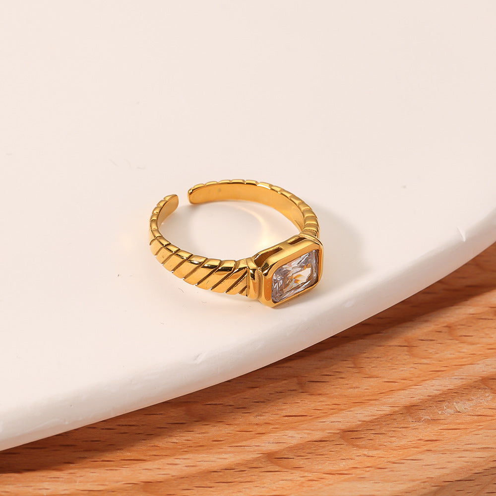 Anello Minimalista Quadrato con Zirconia Bianca in Acciaio Inox e Placcatura in Oro 18K, Fascia Geometrica alla Moda