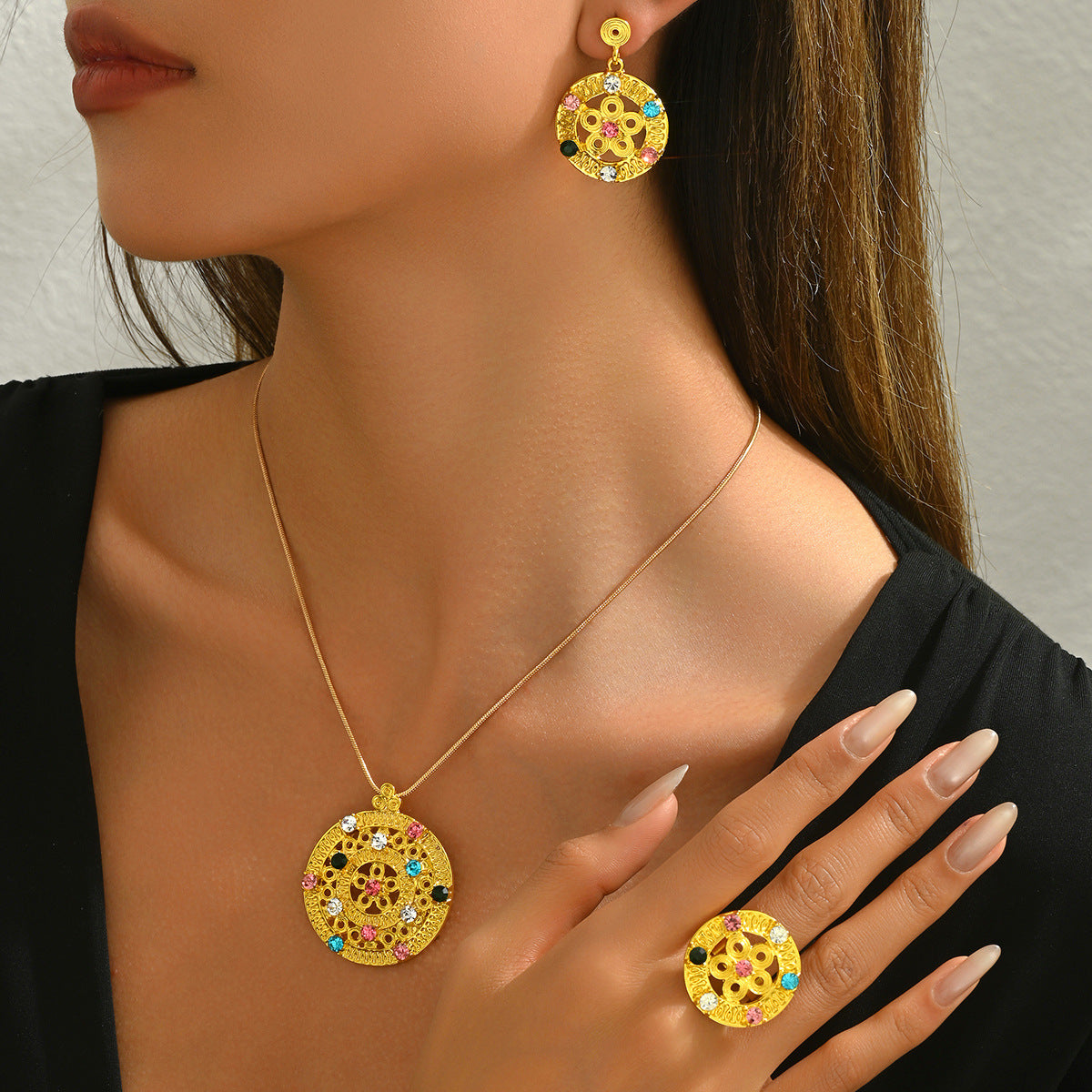 Set di collana e orecchini geometrici intarsiati con strass da donna, gioielli di moda in lega con elementi rotondi, ovali e circolari