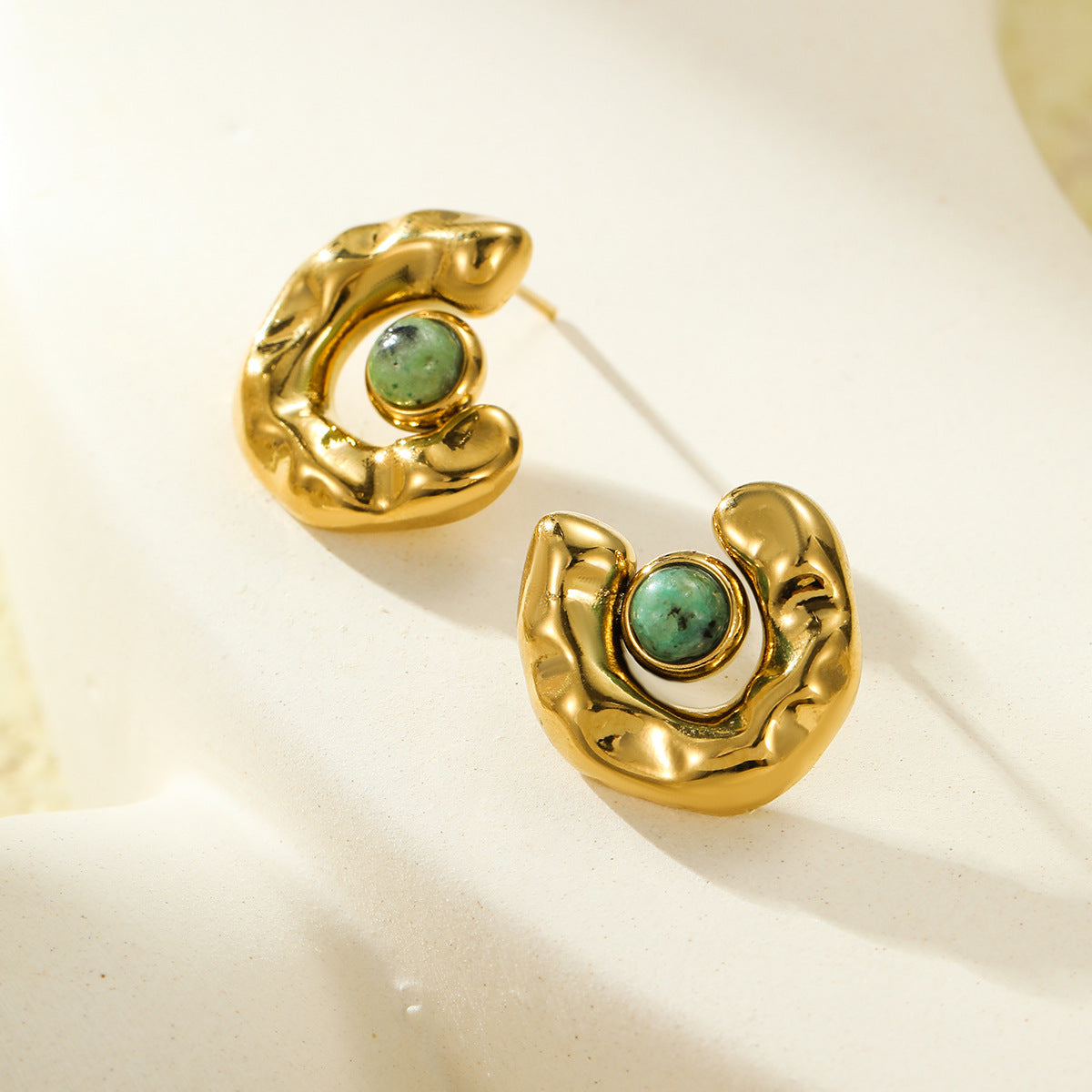Pendientes de tuerca de acero de titanio en forma de C de estilo vintage con incrustaciones de piedra natural ojo de tigre y chapado en oro de 18 quilates