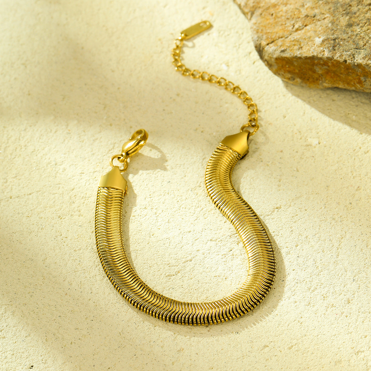 Fashionable Unisex Snake Chain Bracelet in Titanium Steel with Gold Plating for Men and Women