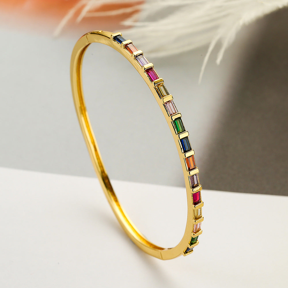 Bracciale da donna minimalista geometrico in rame placcato oro con intarsio in zirconi