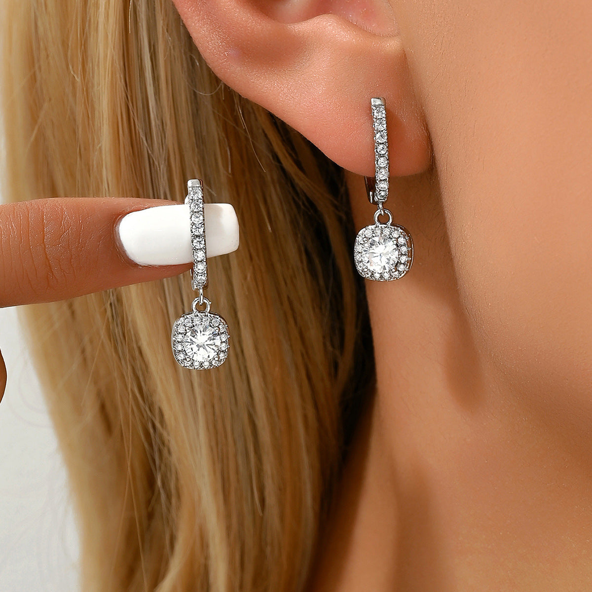 Orecchini geometrici a U minimalisti da donna con intarsio in zircone e perni in acciaio inossidabile