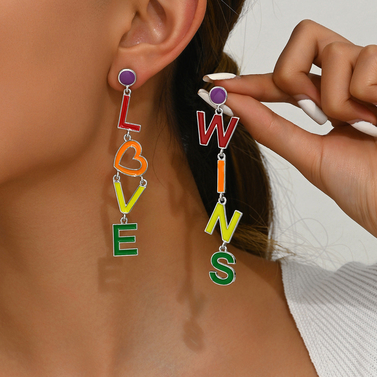 Pendientes minimalistas de esmalte con letras para mujer, aleación con postes de acero inoxidable