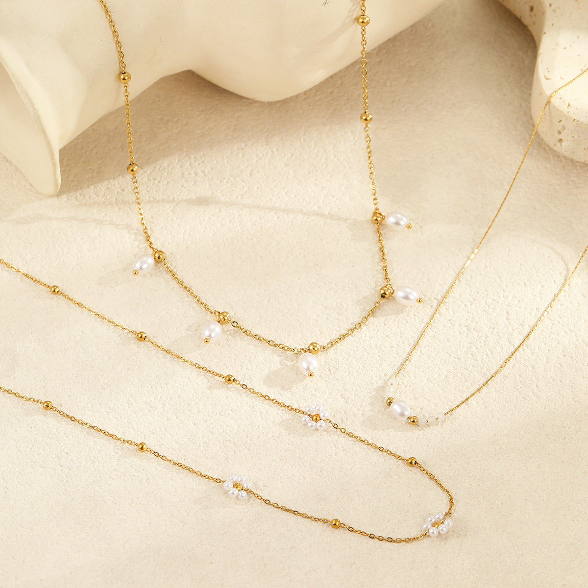 Collana geometrica minimalista da donna in acciaio al titanio con pendente di perla imitazione e finitura galvanica