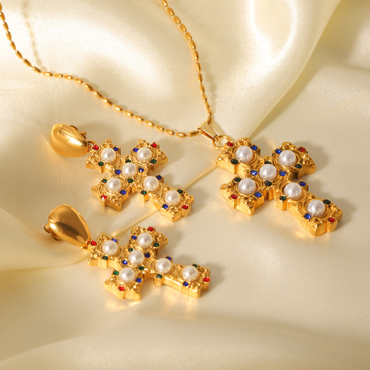 Collana con Pendente a Croce Stile Vintage in Acciaio Inossidabile con Intarsio di Perle e Placcatura in Oro 18K da Donna