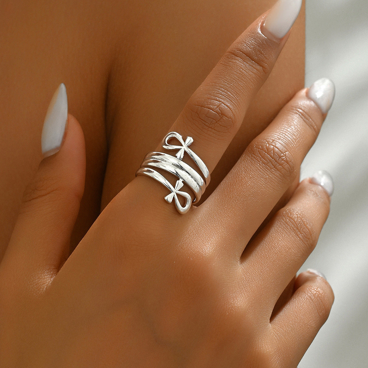 Anillo Minimalista con Nudo Geométrico en Aleación de Zinc con Acabado Chapado para Mujer