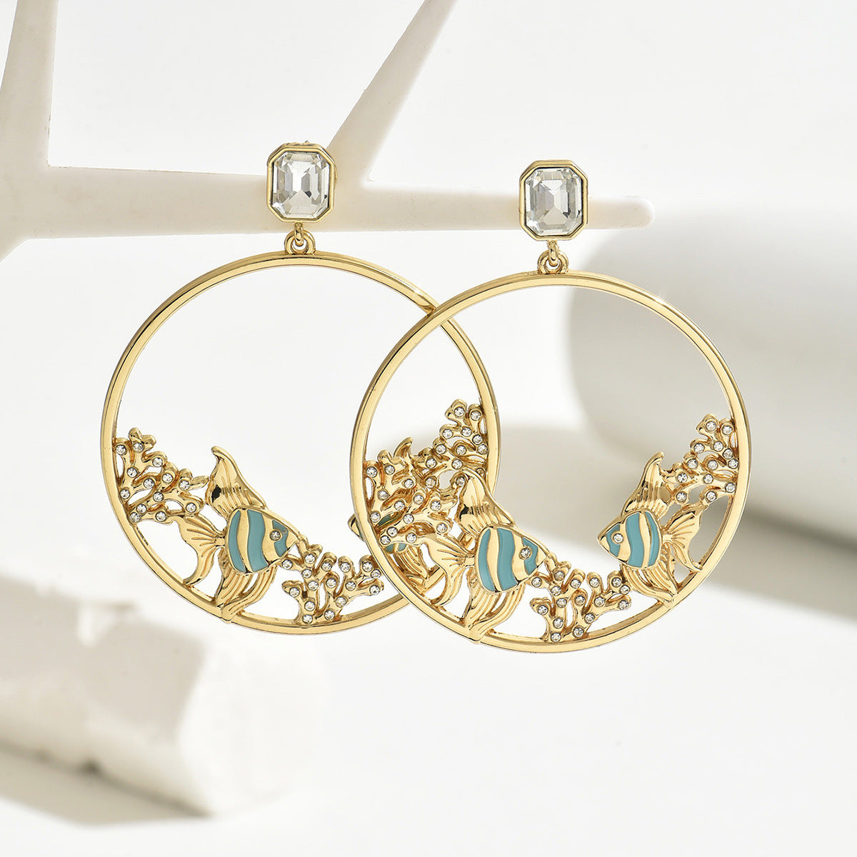 Pendientes minimalistas de pescado geométricos de moda con incrustaciones de diamantes de imitación, aretes de aleación de zinc chapados en oro de 18 quilates para mujer