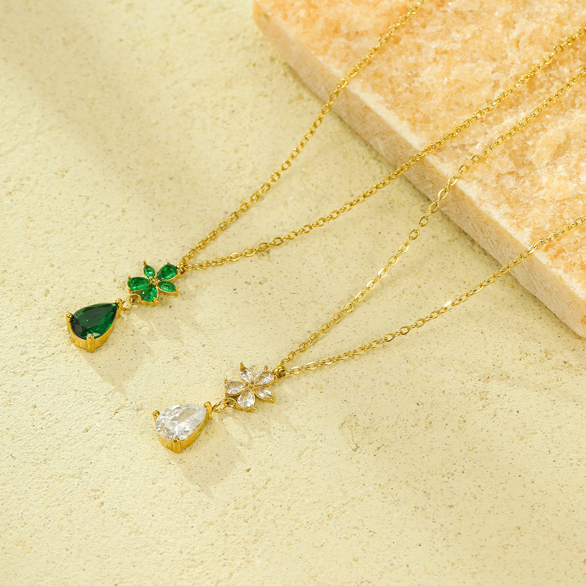 Collana da donna in acciaio inossidabile con zirconia a forma di petalo e finitura placcata
